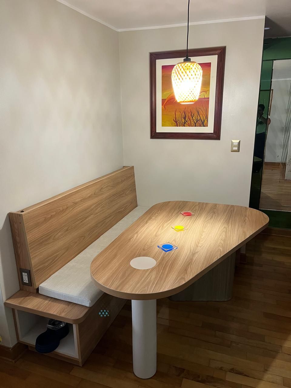 Detalle construido de madera y tapiz en el Comedor Amado