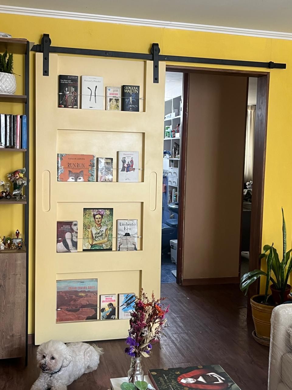 Resultado de la puerta biblioteca abierta entre las áreas de la vivienda