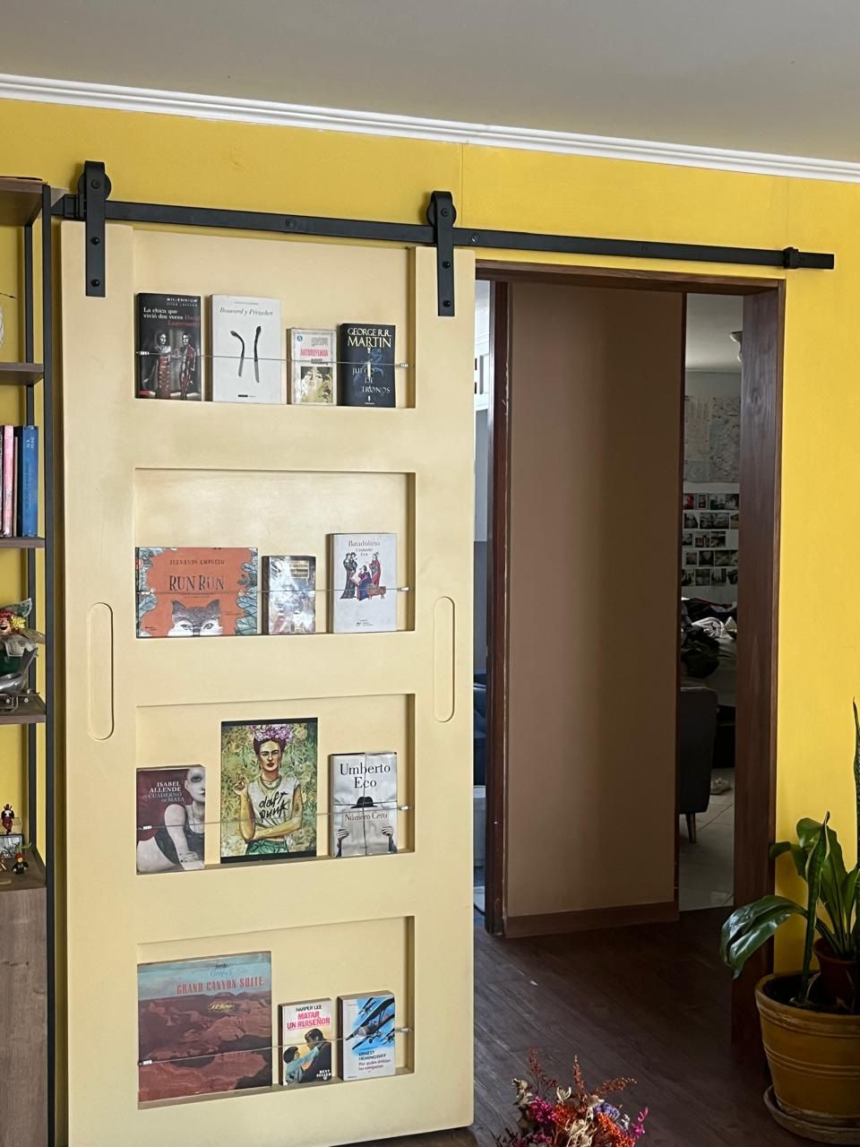 Resultado de la puerta biblioteca cerrada vista desde la sala